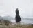 Fotografie von Elina Brotherus mit dem Titel: „Der Wanderer 2“ von 2004. Sie zeigt eine blonde weiße Frau in Rückenansicht auf einem Felsen, die unter sich auf eine weite Fjord-Landschaft blickt. Das Bildmotiv zitiert das Gemälde „Wanderer über dem Nebelmeer“ von Caspar David Friedrich.