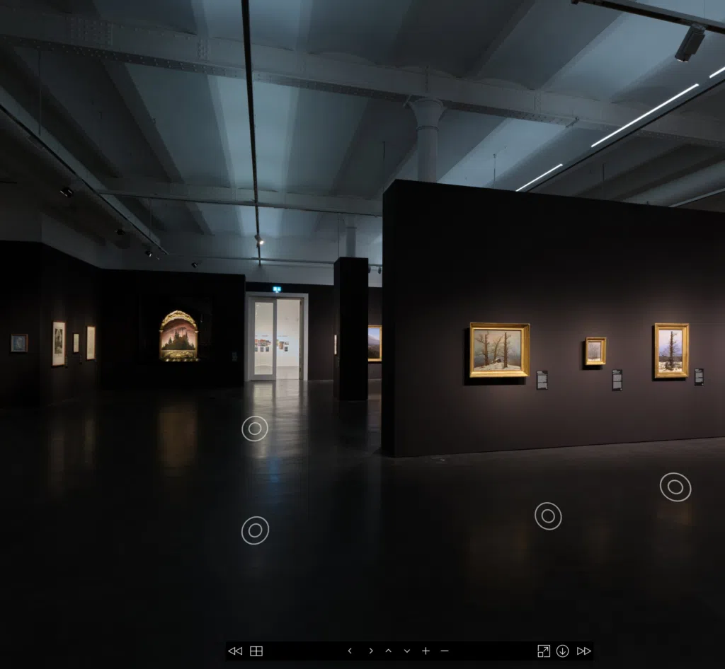 Screenshot aus einem virtuellen Ausstellungsrundgang. Er zeigt eine Raumansicht der Ausstellung
